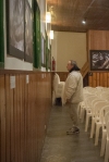 Detalhe de uma das paredes do Clube Recreativo e parte das fotos da Exposição "Aves de Gonçalves" sendo observada l Foto: Renato Pontello